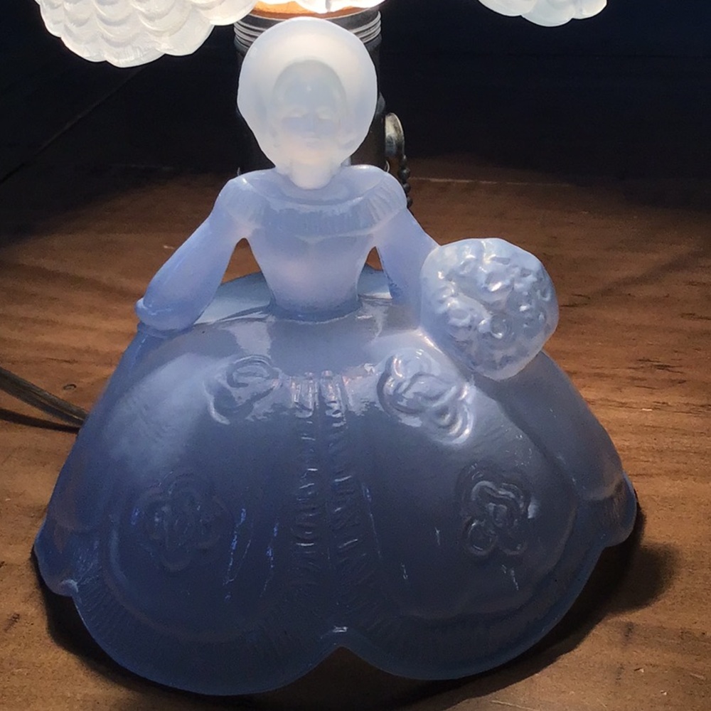 Vintage collectible L.E. Smith "Southern Belle" boudoir lamp. - Picture 3 of 13